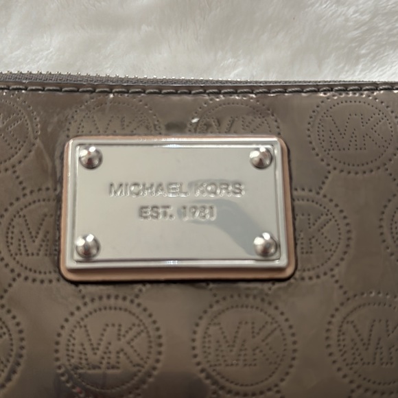 Michael Kors Jet Set Travel Continental Black Zip Around Wallet - Picture 2 of 7